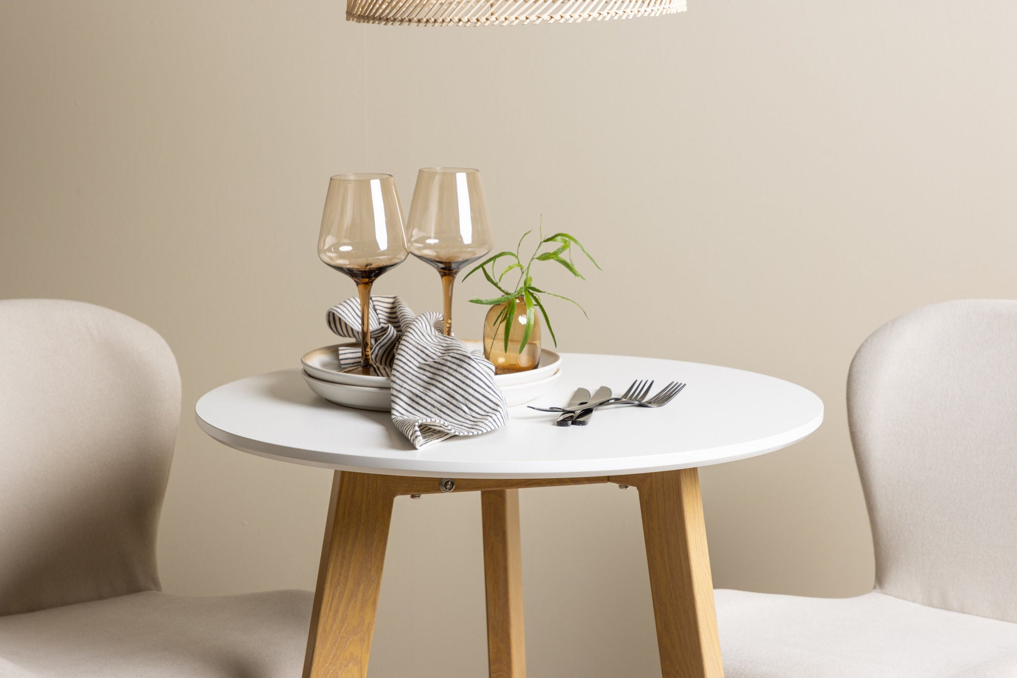 Venture Home Leonora spisebord φ65 - Oaklook / White MDF +Lilja Spisebordsstol - Oaklook / Beige Fabric _2