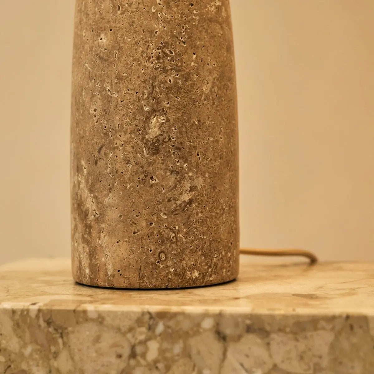 Isla travertin bordlampe