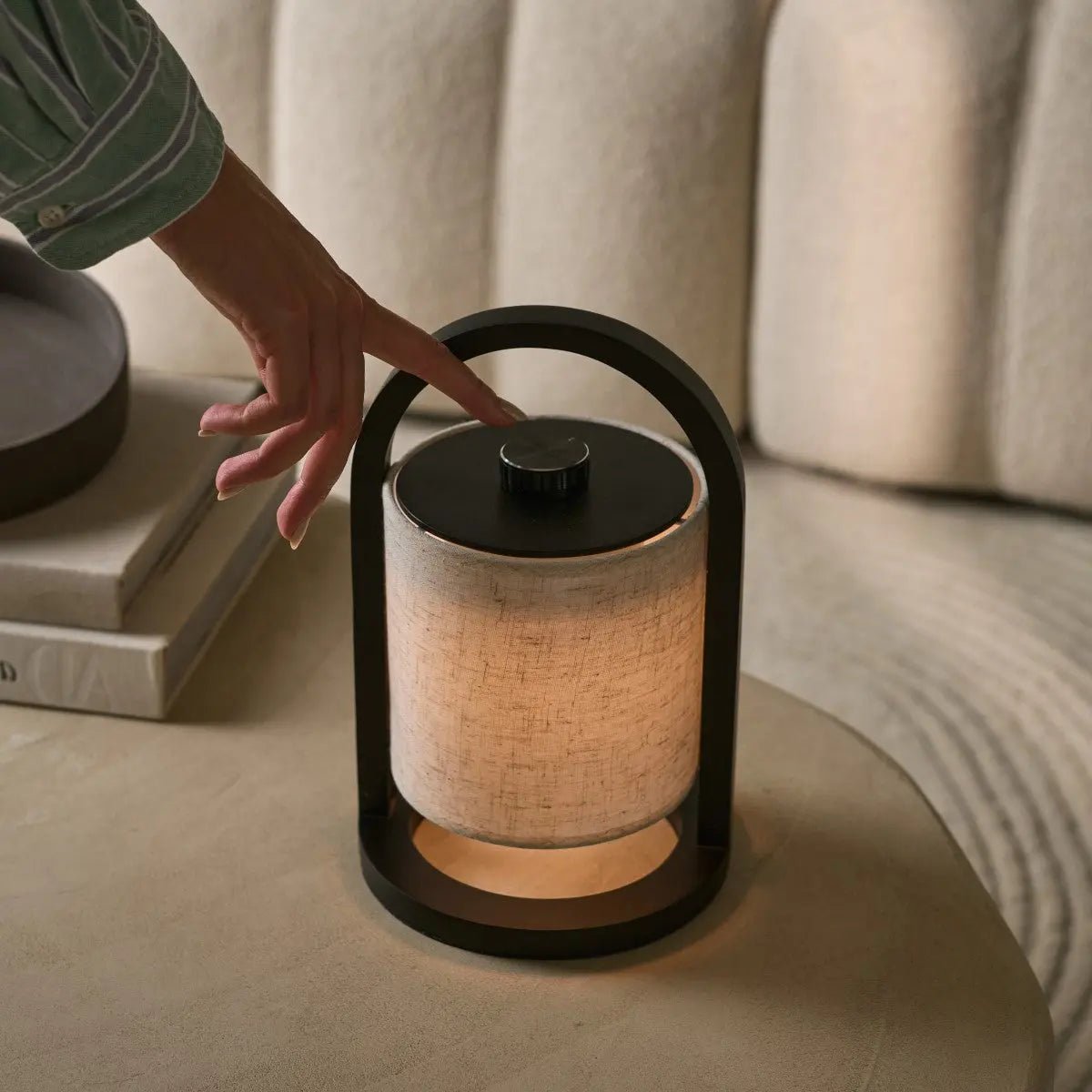 River Black genopladelig træ bordlampe