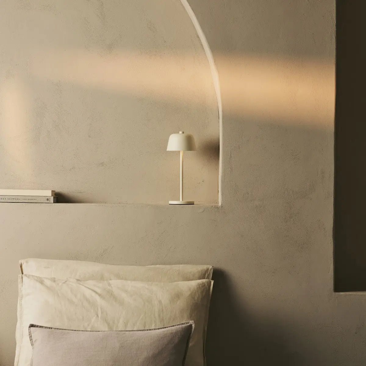 Anton Vanilla Genopladelig Bordlampe