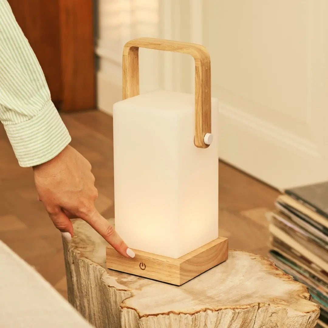 Harper lysebrun genopladelig træ bordlampe