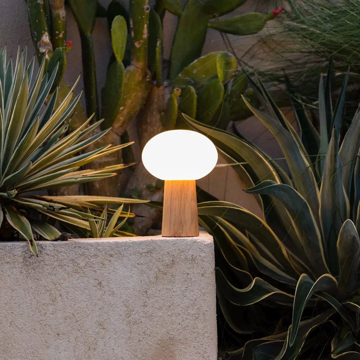Max lysebrun genopladelig træ bordlampe
