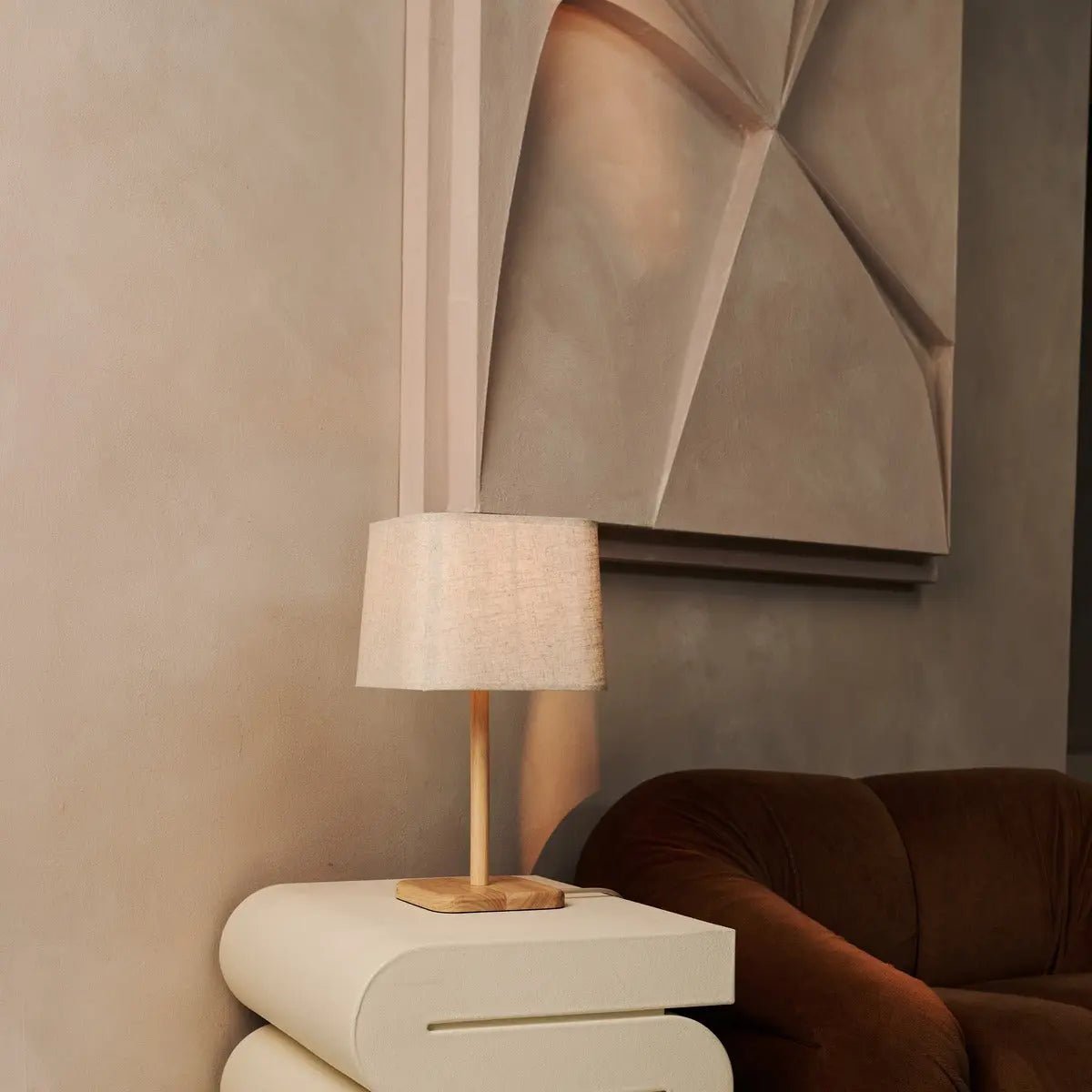 Marley træ bordlampe med beige skærm