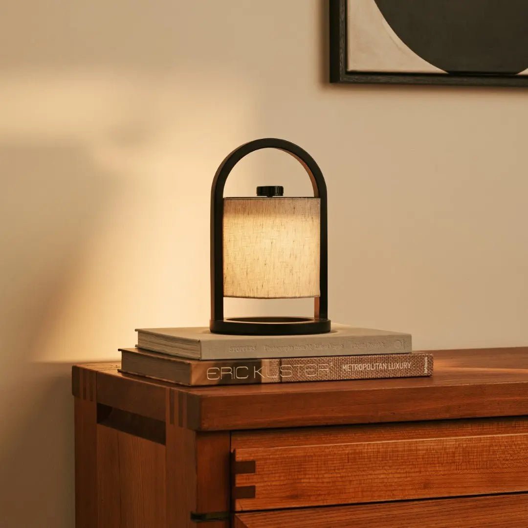 River Black & Grey genopladelig træ bordlampe
