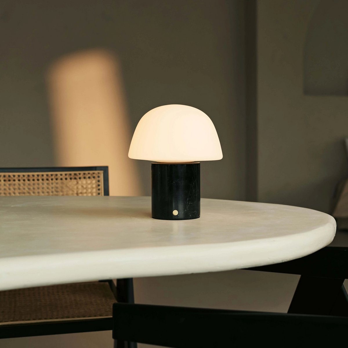 Maes Black – Nero Marquina Marmor genopladelig bordlampe