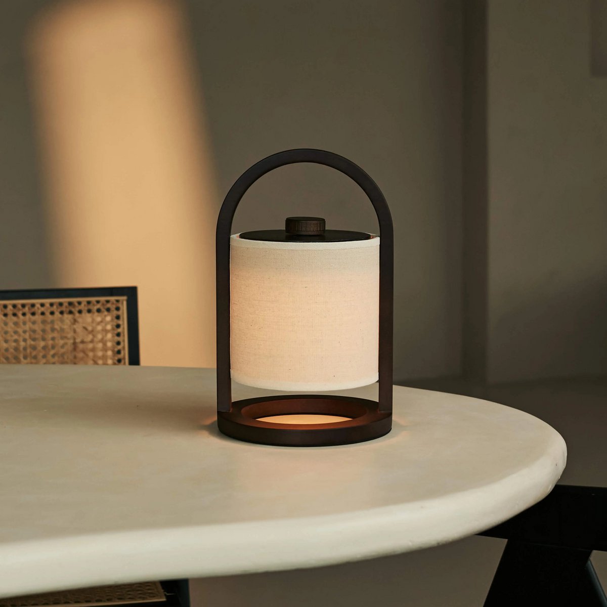 River Mørkebrun genopladelig træ bordlampe