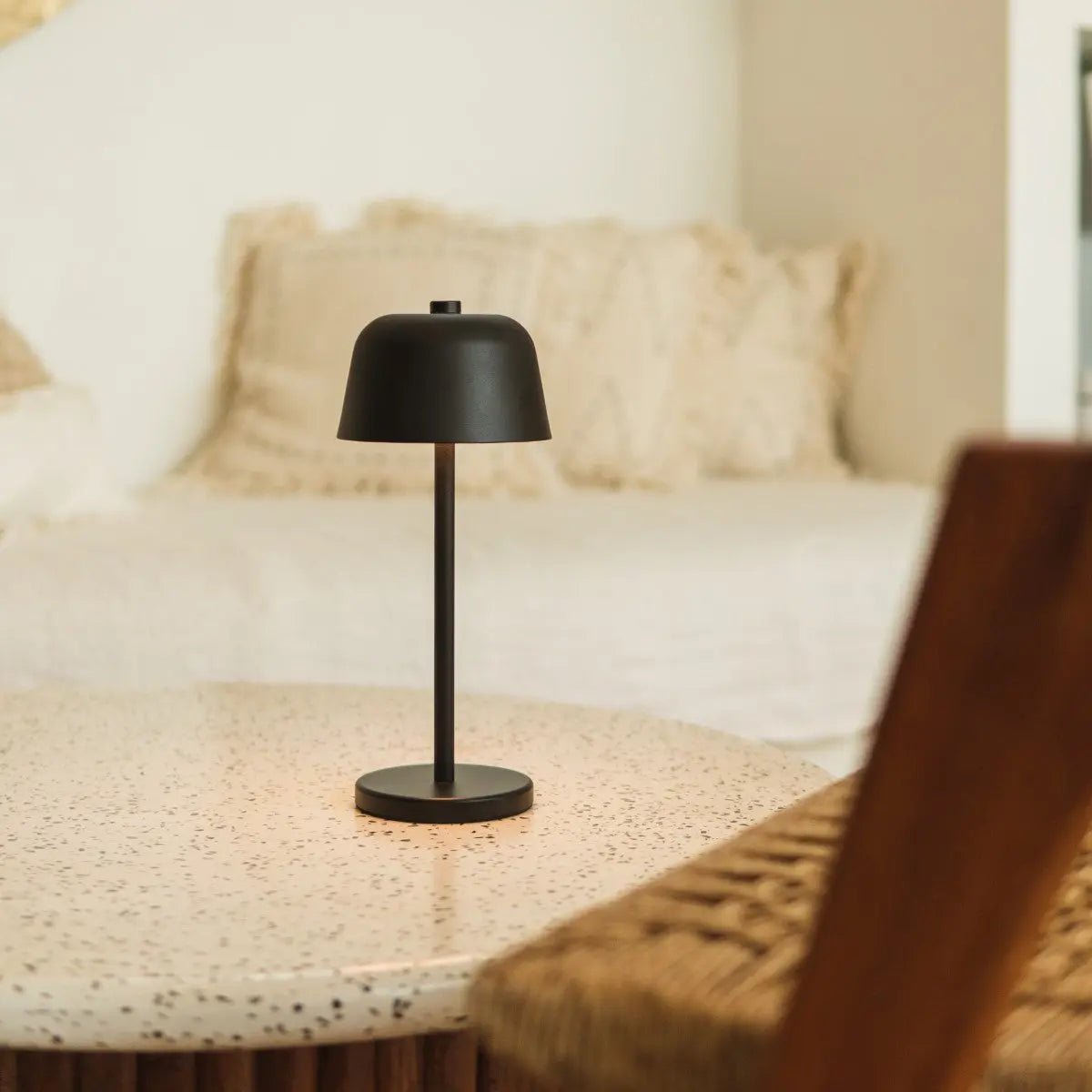 Anton Sort genopladelig bordlampe