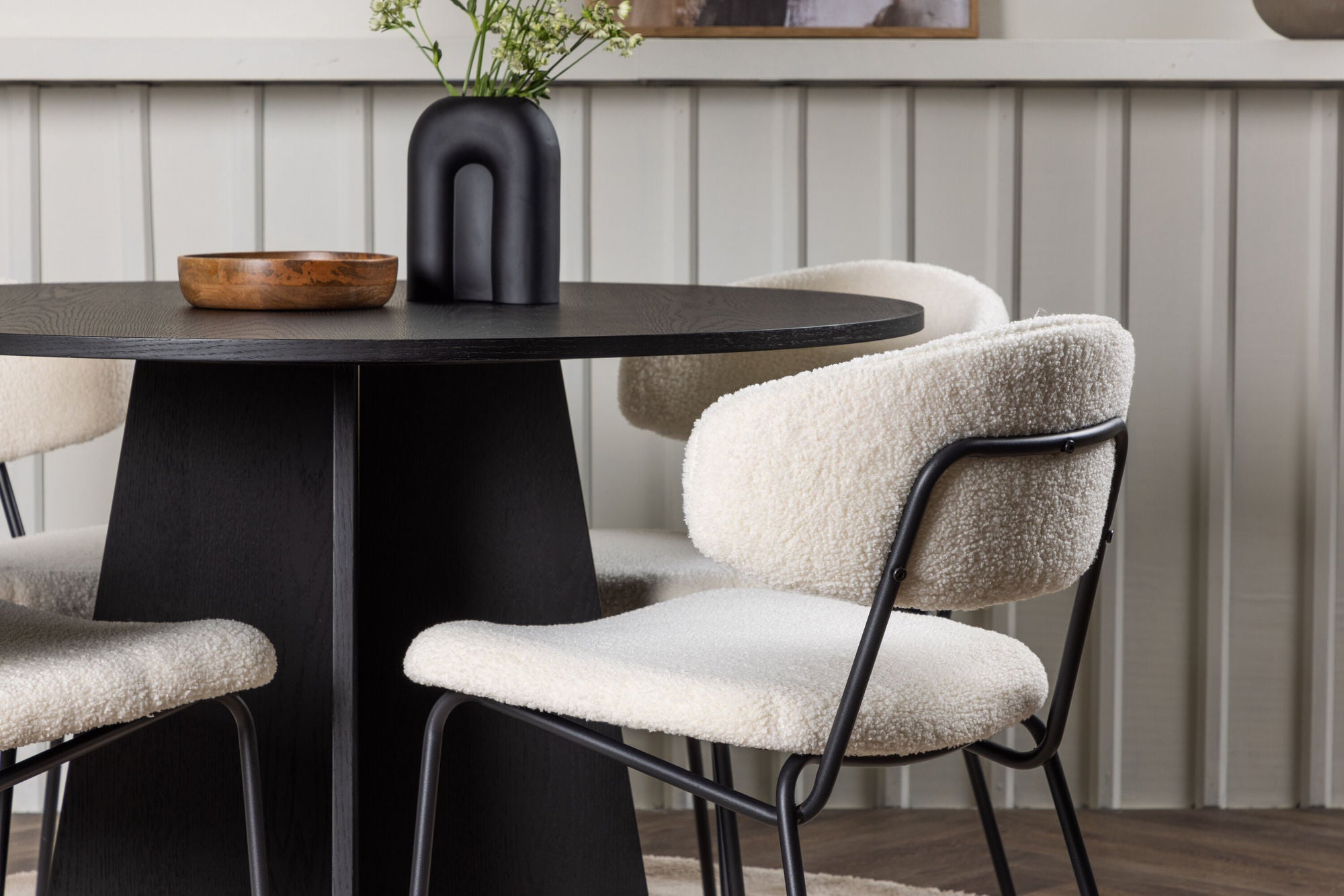 Venture Home Bootcut rund spisebord - Black / Black Fanéer +Chico Spisebordsstol - Black / White Boucle _4