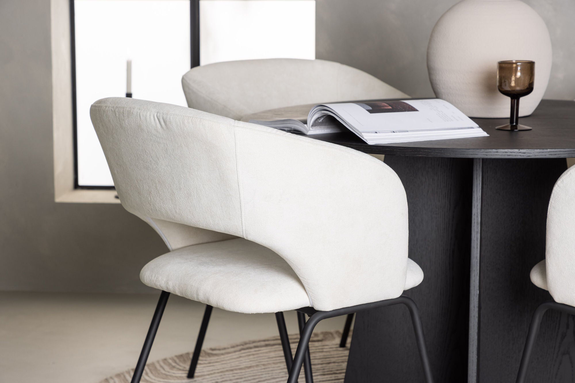 Venture Home Bootcut rund spisebord - Black / Black Fanéer +Day Spisebordsstol - Matte black / White Linen _4