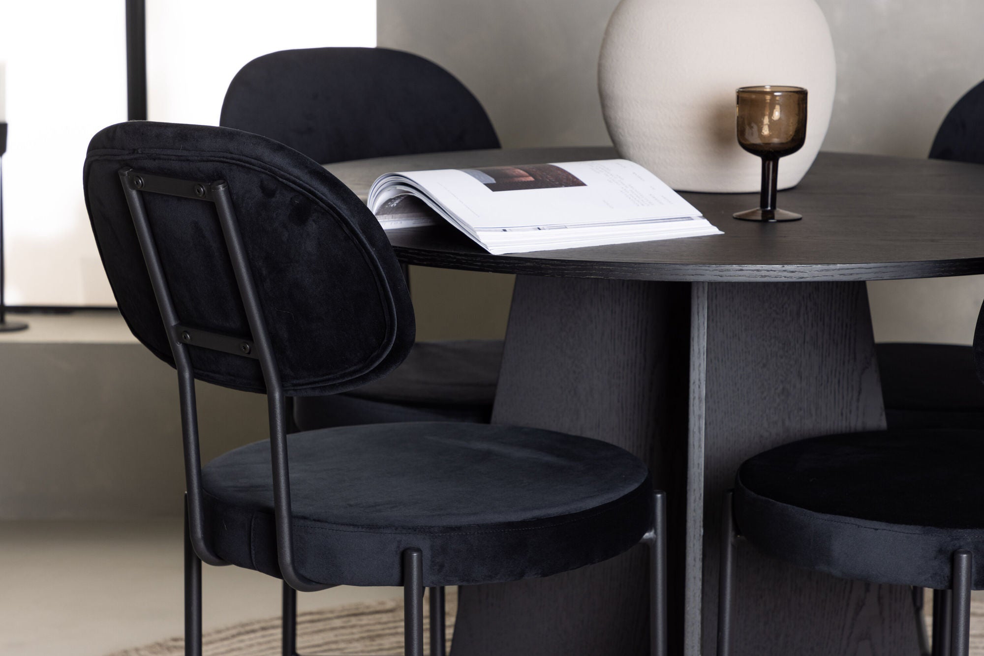 Venture Home Bootcut rund spisebord - Black / Black Fanéer +Stella Spisebordsstol - Black / Black Velvet _4