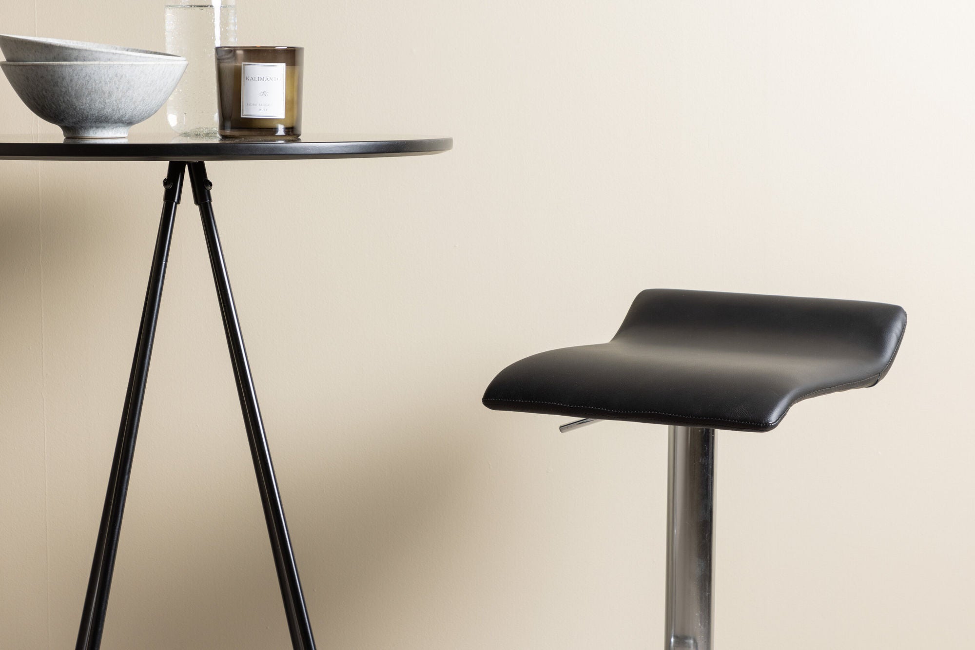 Venture Home Bistro Bar bord φ60 - Black / MDF with veneer +Jonna Bar stol - Chromed Steel / Black Fabric _2