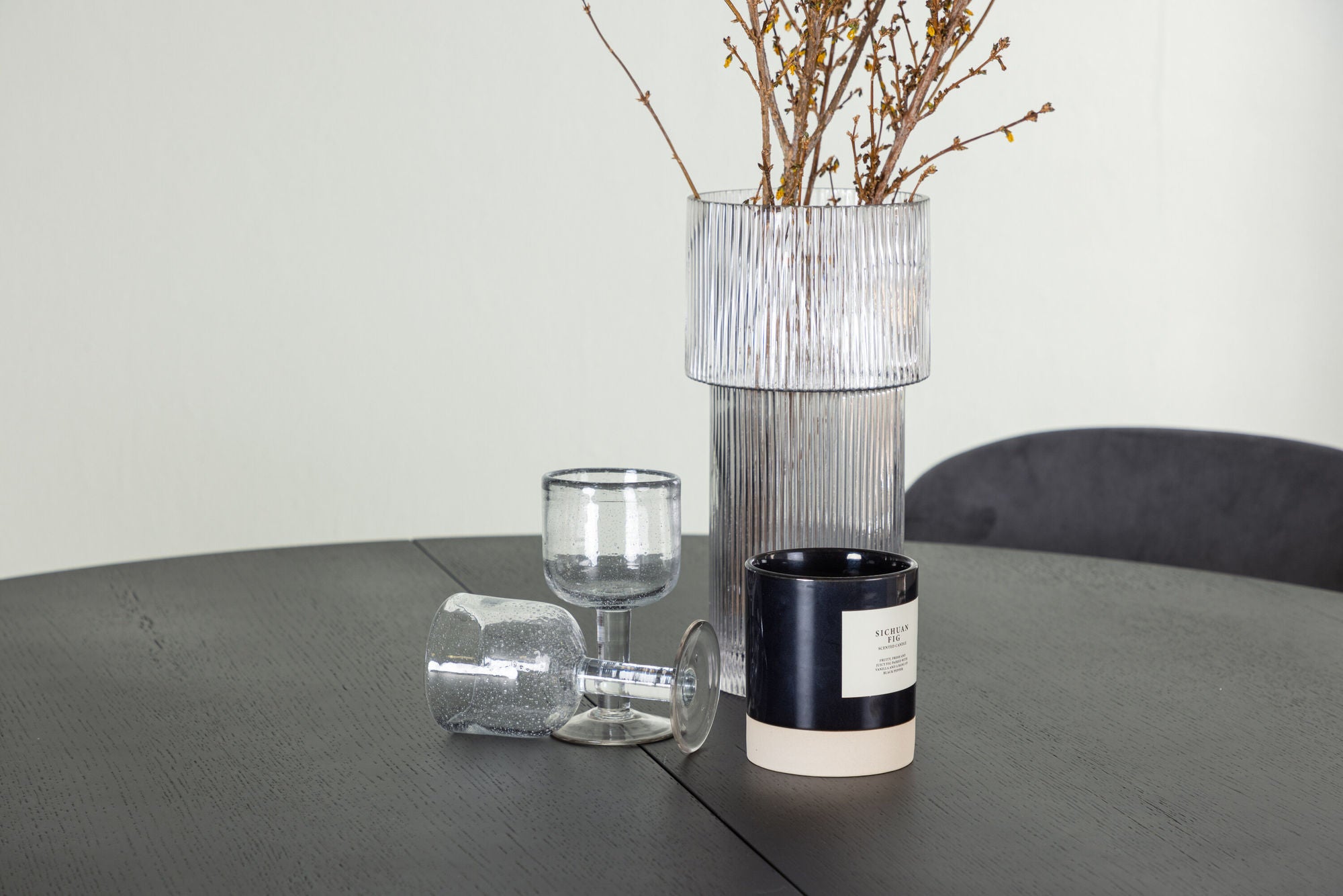 Venture Home Matilda spisebord φ130 - Black / Black MDF with veneer +Lilja Spisebordsstol - Black / Dark grey Fabric _4