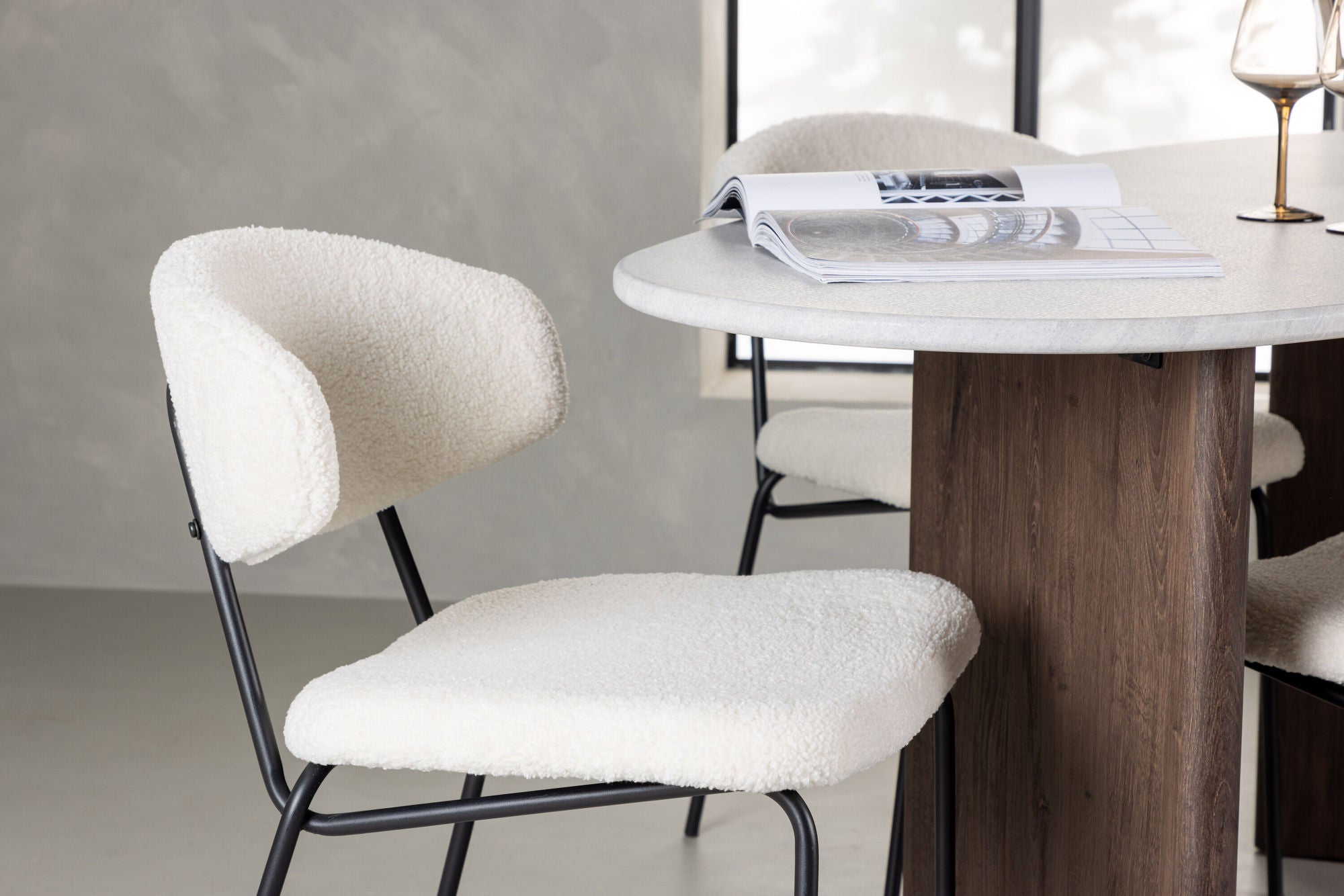 Venture Home Grönvik spisebord 180*75 - Mocca / Offwhite Concretelook MDF +Chico Spisebordsstol - Black / White Boucle _4