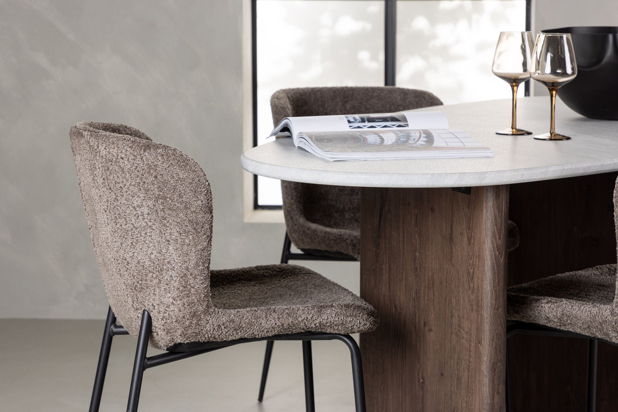 Venture Home Grönvik spisebord 180*75 - Mocca / Offwhite Concretelook MDF +Modesto Spisebordsstol - Grey / Smoked Black Boucle _4