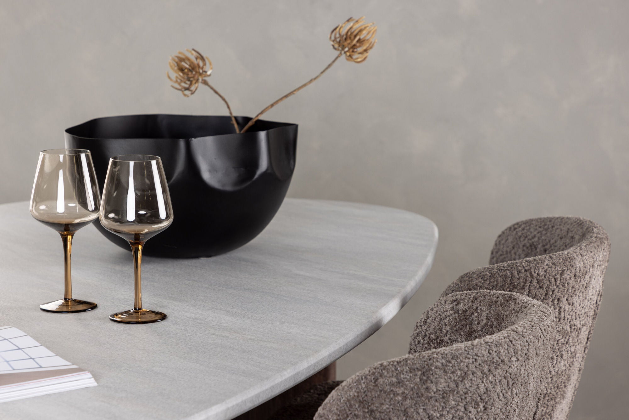 Venture Home Grönvik spisebord 180*75 - Mocca / Offwhite Concretelook MDF +Modesto Spisebordsstol - Grey / Smoked Black Boucle _4
