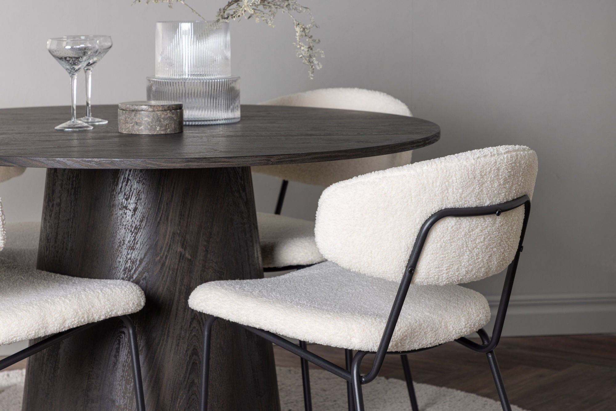 Venture Home Lanzo spisebord φ120 - Mocca/Mocca +Chico Spisebordsstol - Black / White Boucle _4