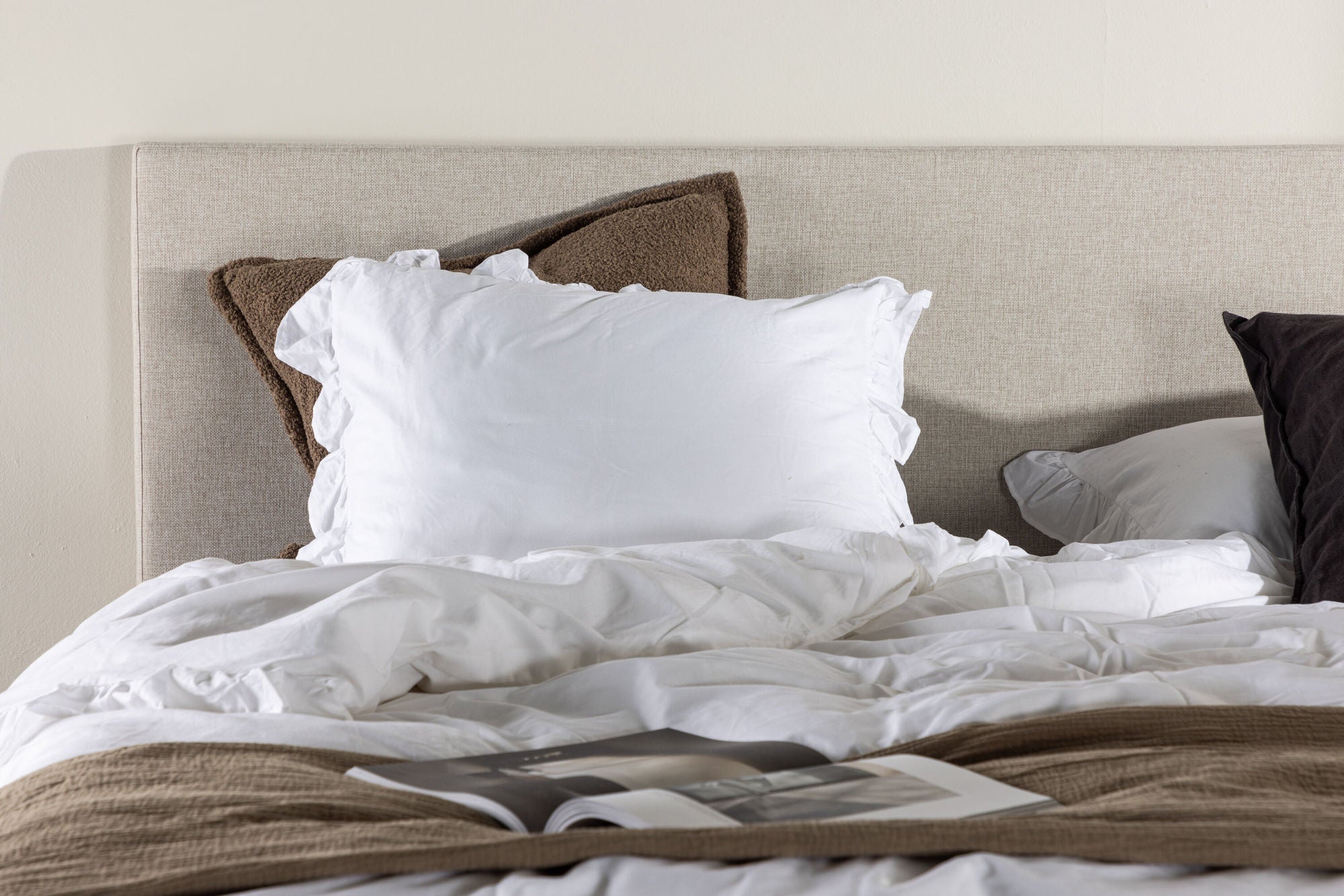 Venture Home Toledo Bed 180*200 - Matte Silver / Beige Fabric Lino 02