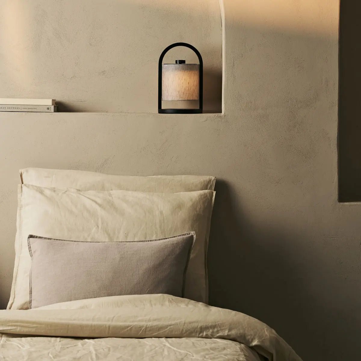 River Black & Grey genopladelig træ bordlampe
