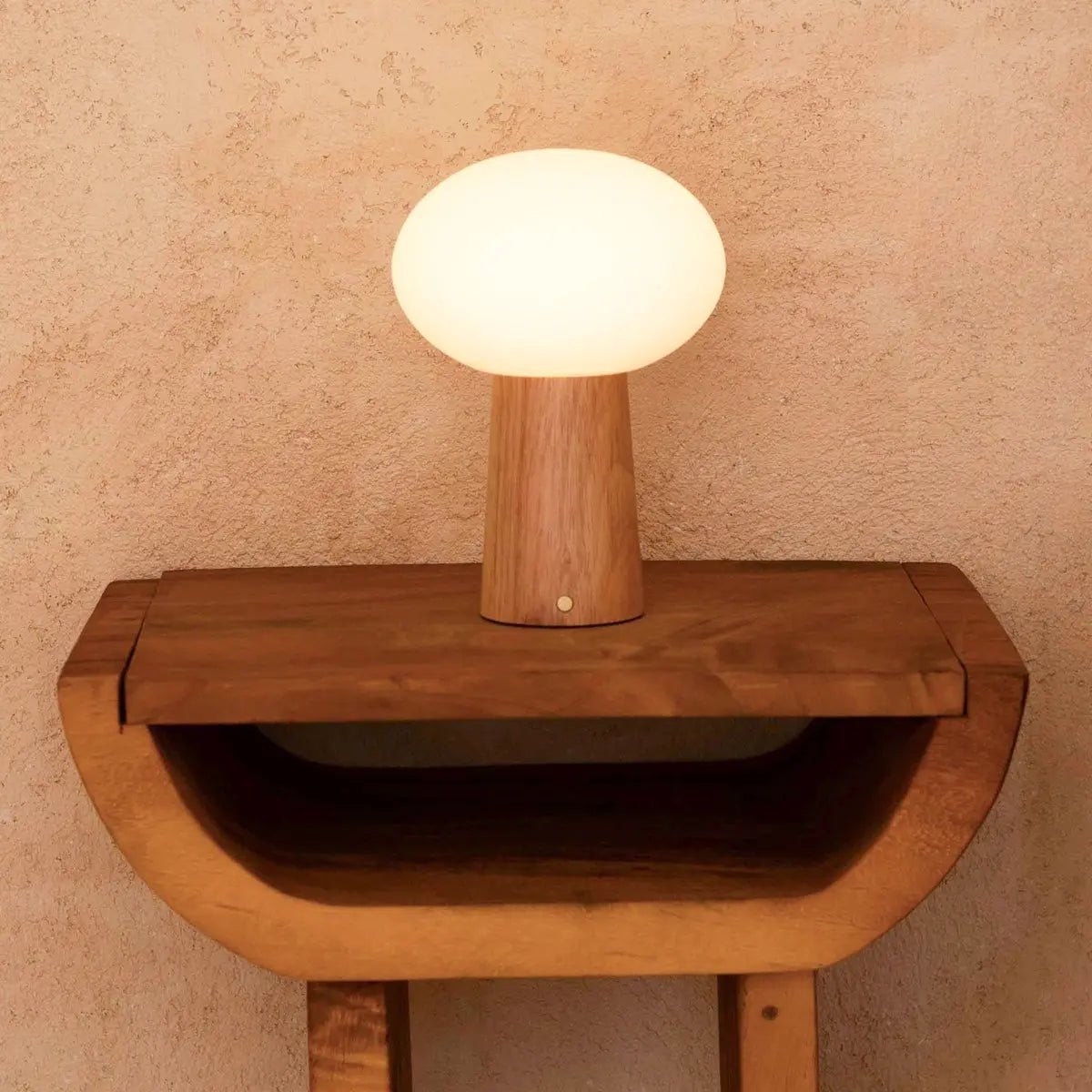 Max lysebrun genopladelig træ bordlampe