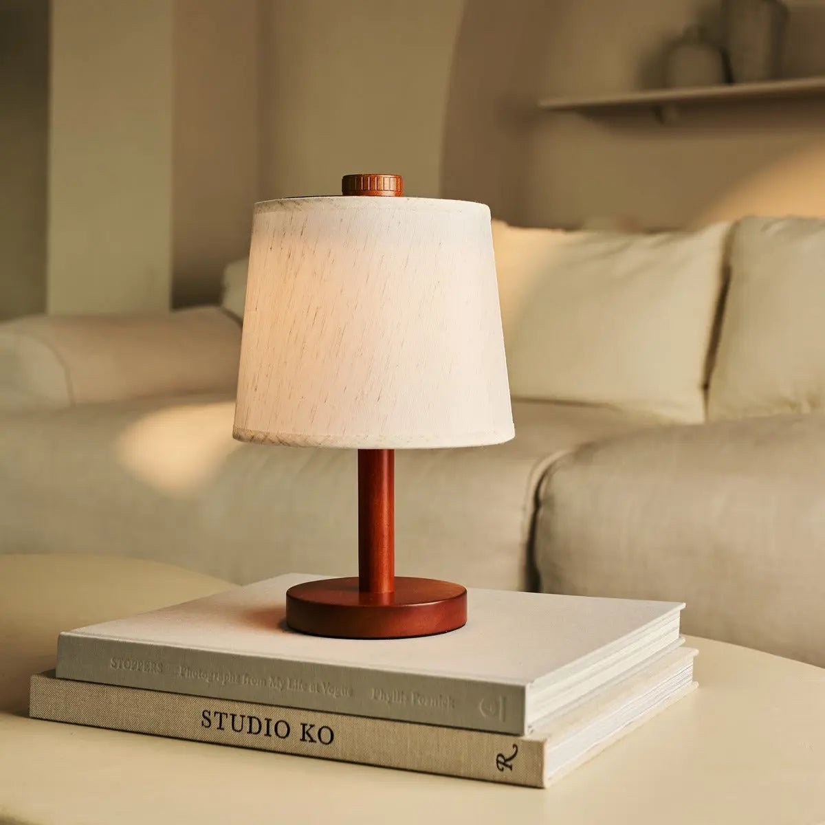 Rover Chestnut Brown genopladelig træ bordlampe
