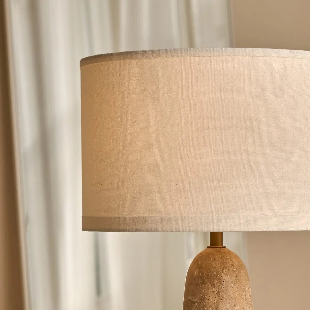 Isla travertin bordlampe