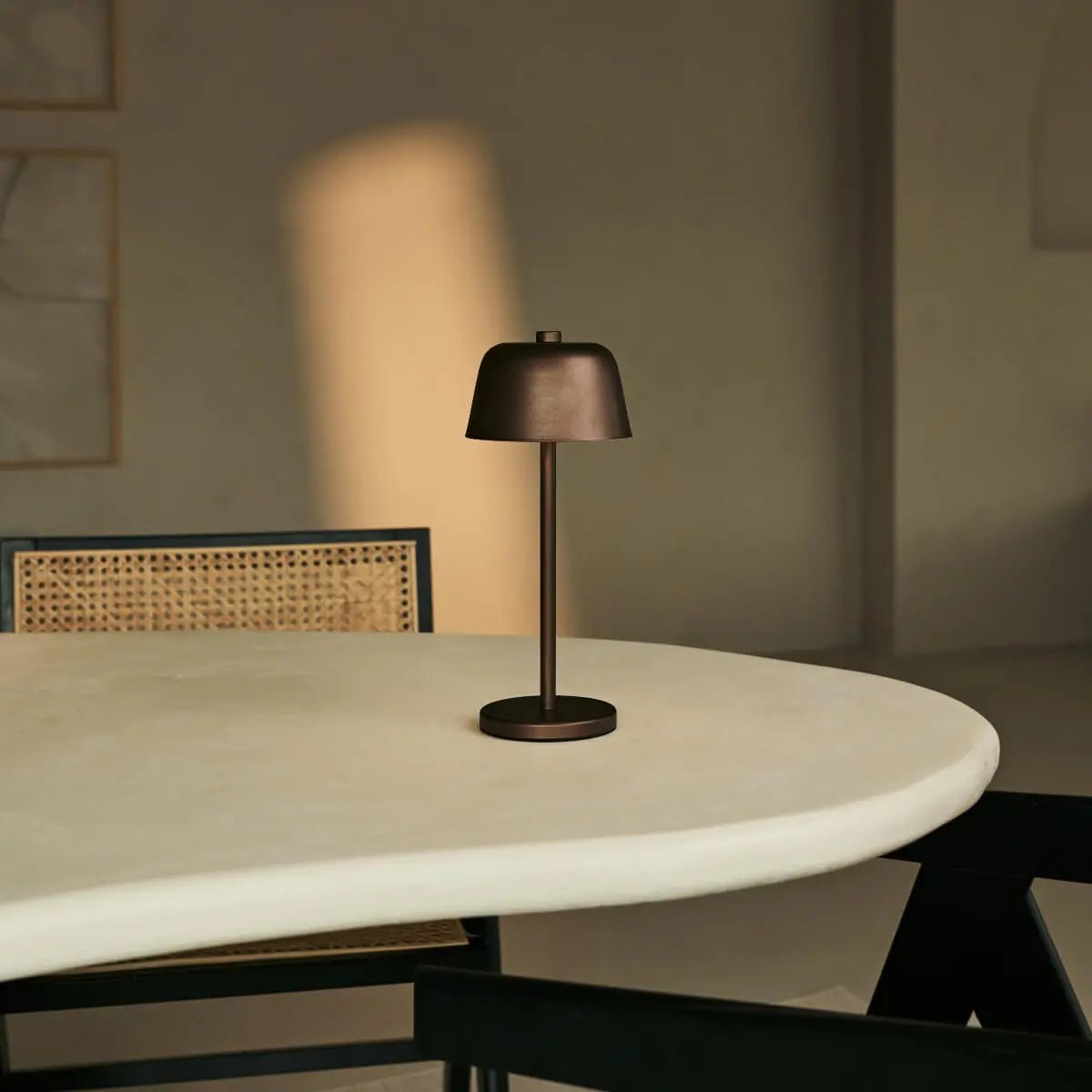 Anton Espresso Brun genopladelig bordlampe