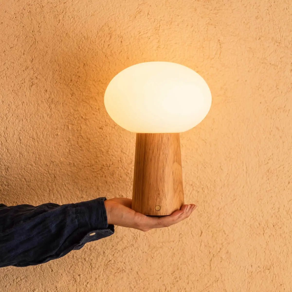 Max lysebrun genopladelig træ bordlampe