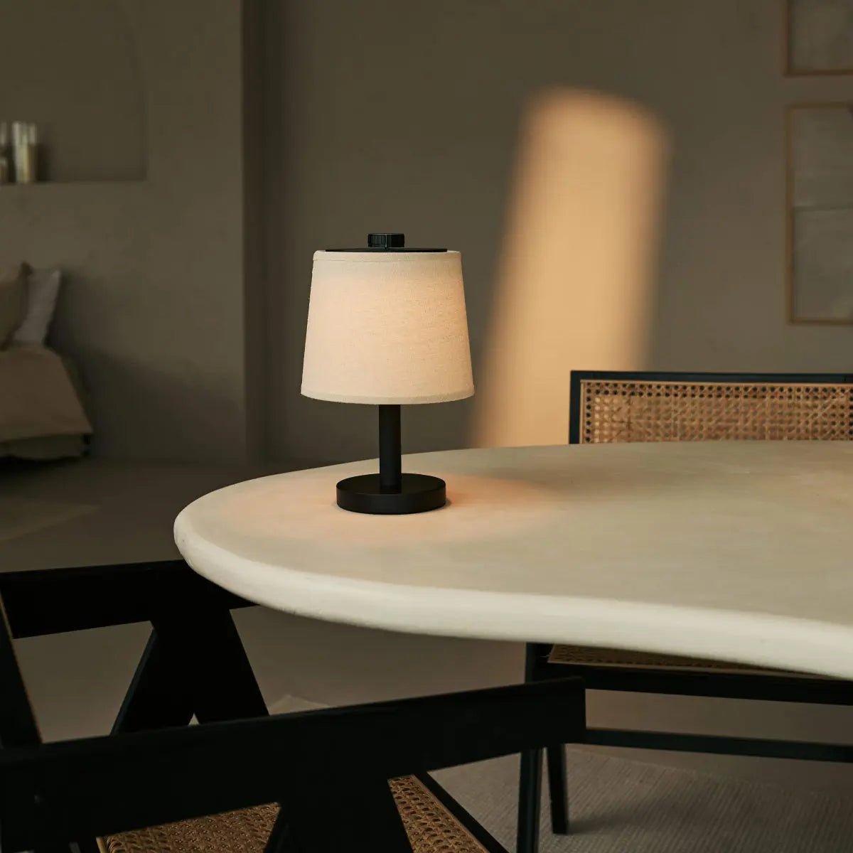 Rover sort genopladelig træ bordlampe