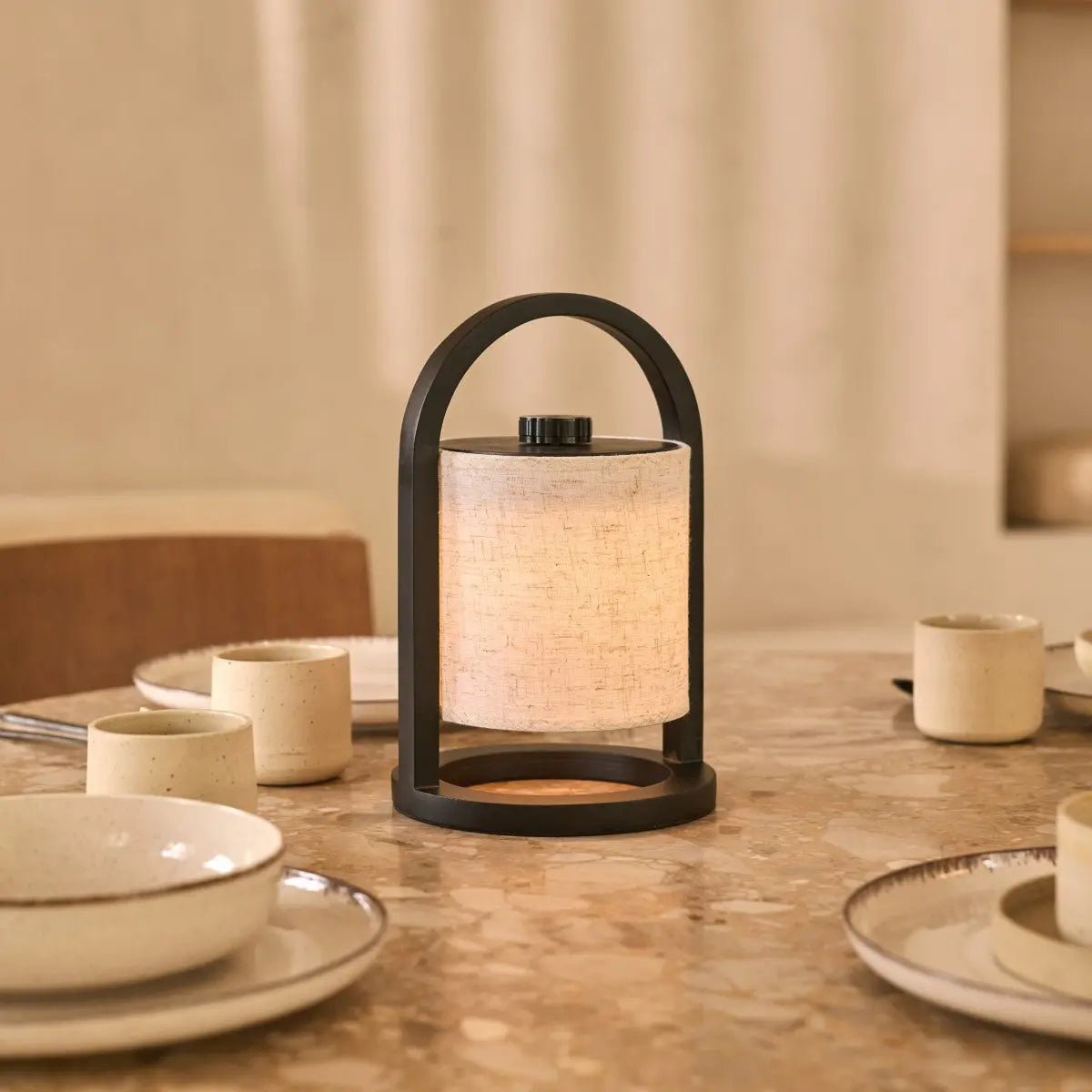 River Black genopladelig træ bordlampe
