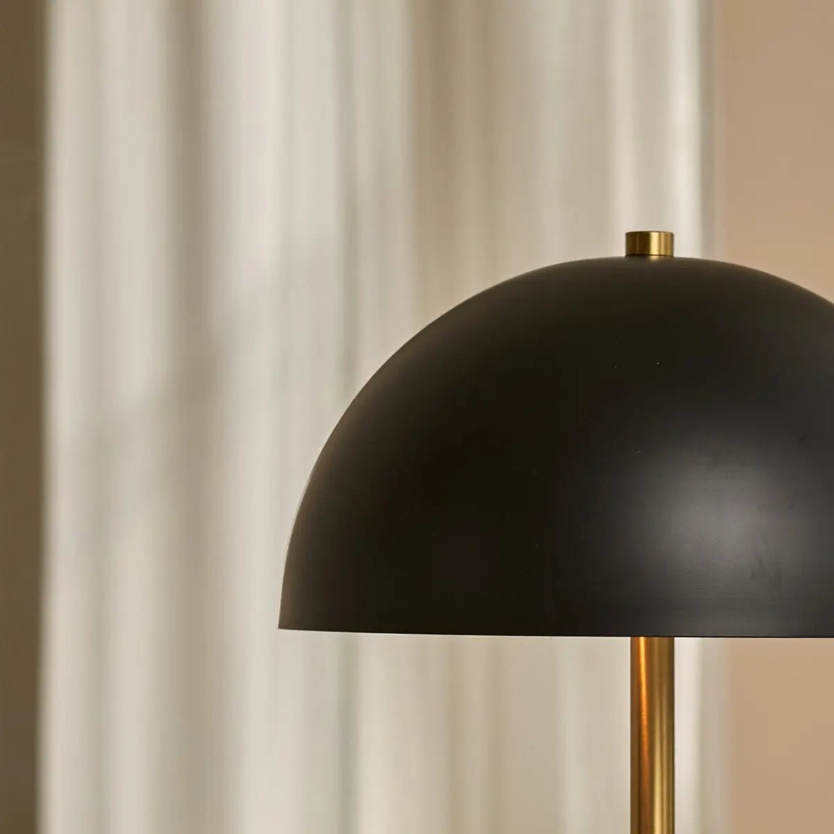 Lola Guld & Sort Bordlampe