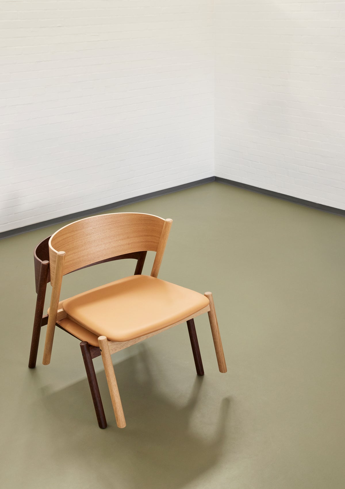 Oblique loungestolsæde mørkebrun