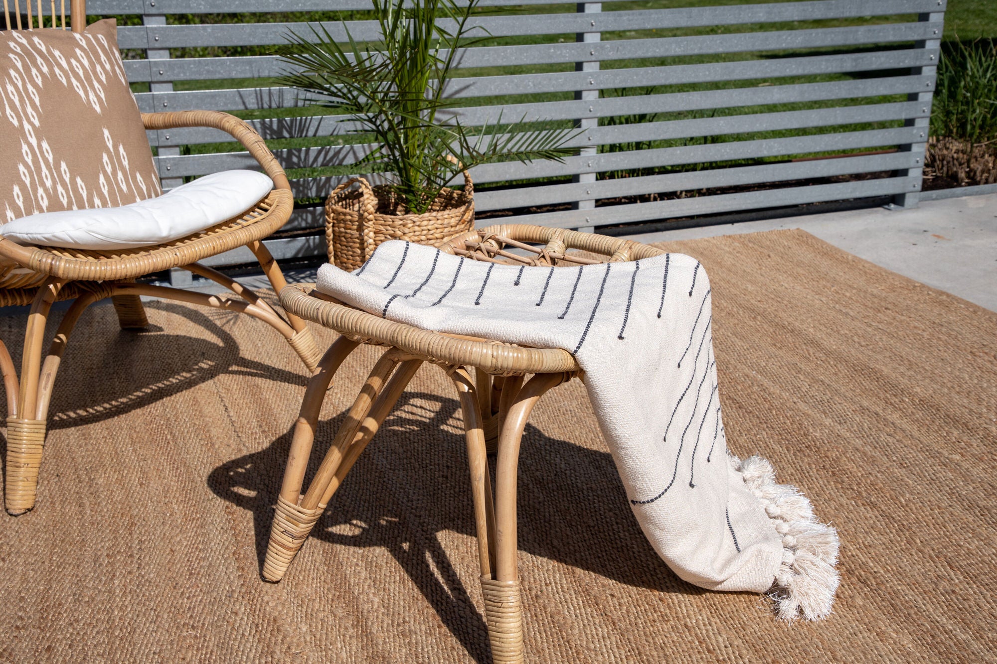 Venture Home Ella Lounge stol - rattan / Offwhite Cushion. inc. Ottoman