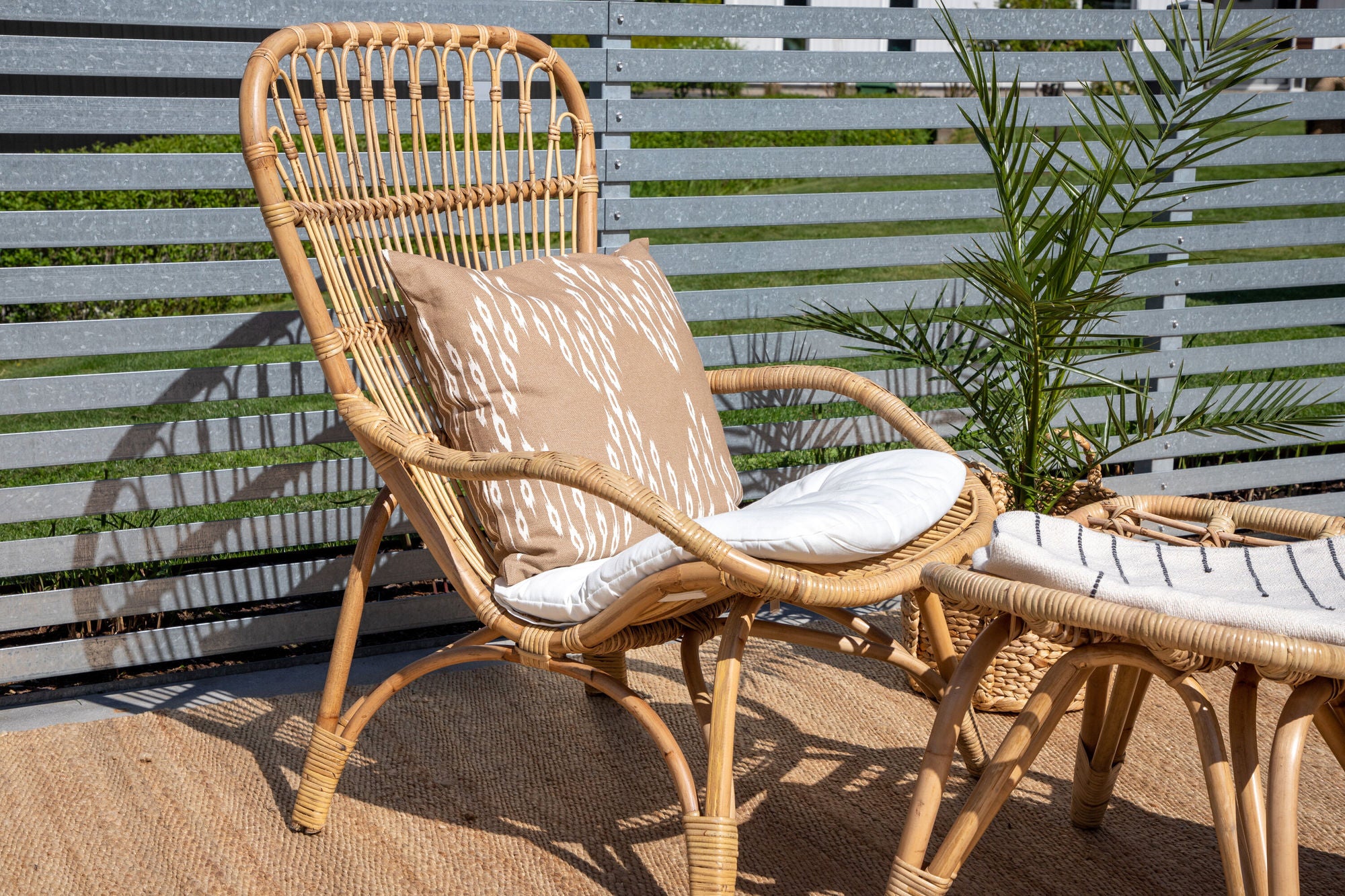 Venture Home Ella Lounge stol - rattan / Offwhite Cushion. inc. Ottoman