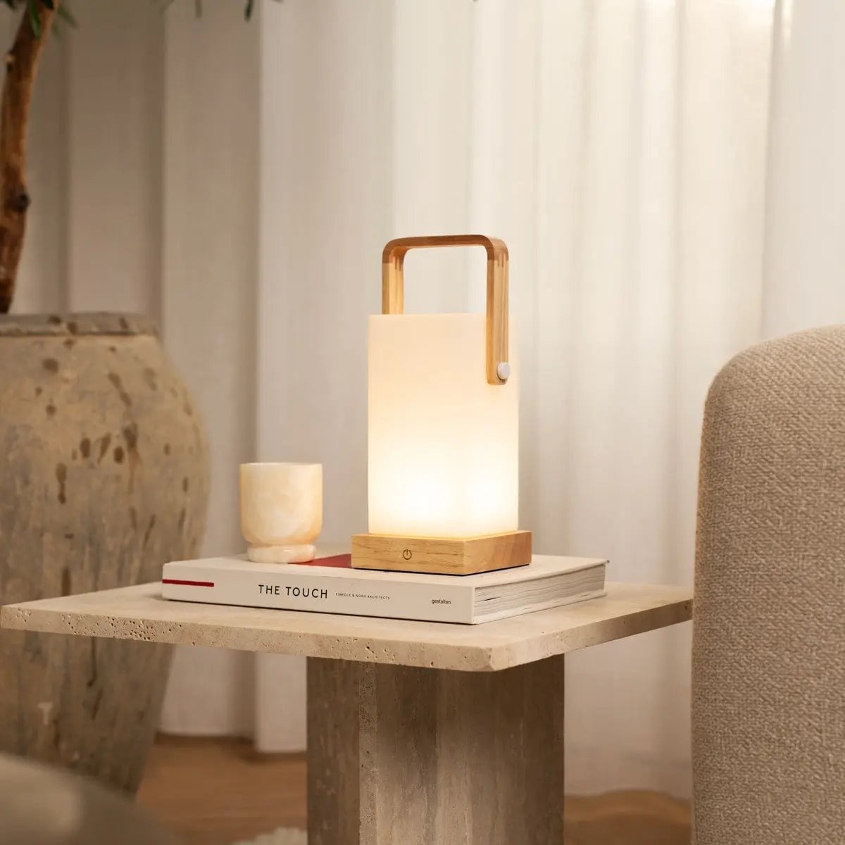 Harper lysebrun genopladelig træ bordlampe