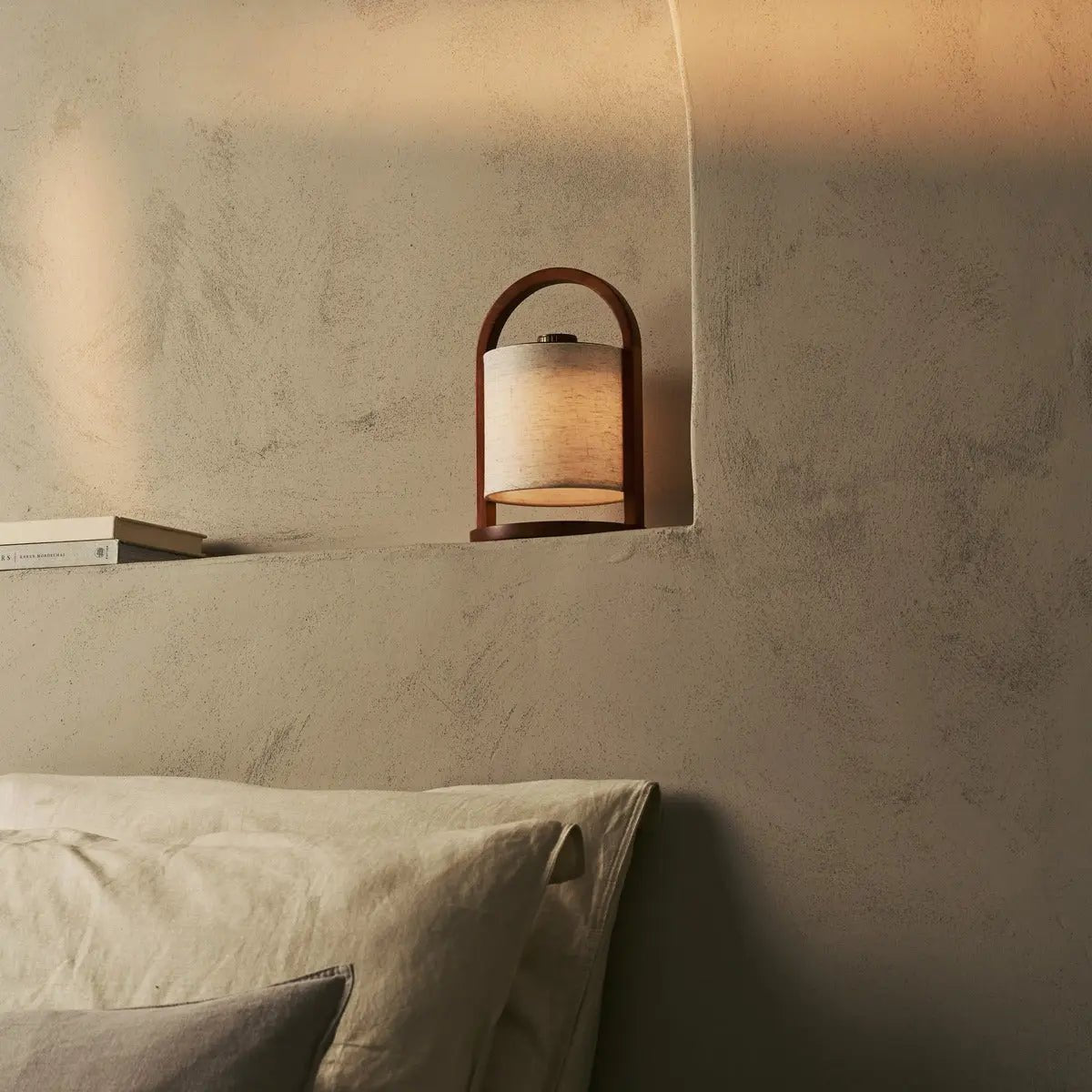 River Chestnut Brown genopladelig træ bordlampe
