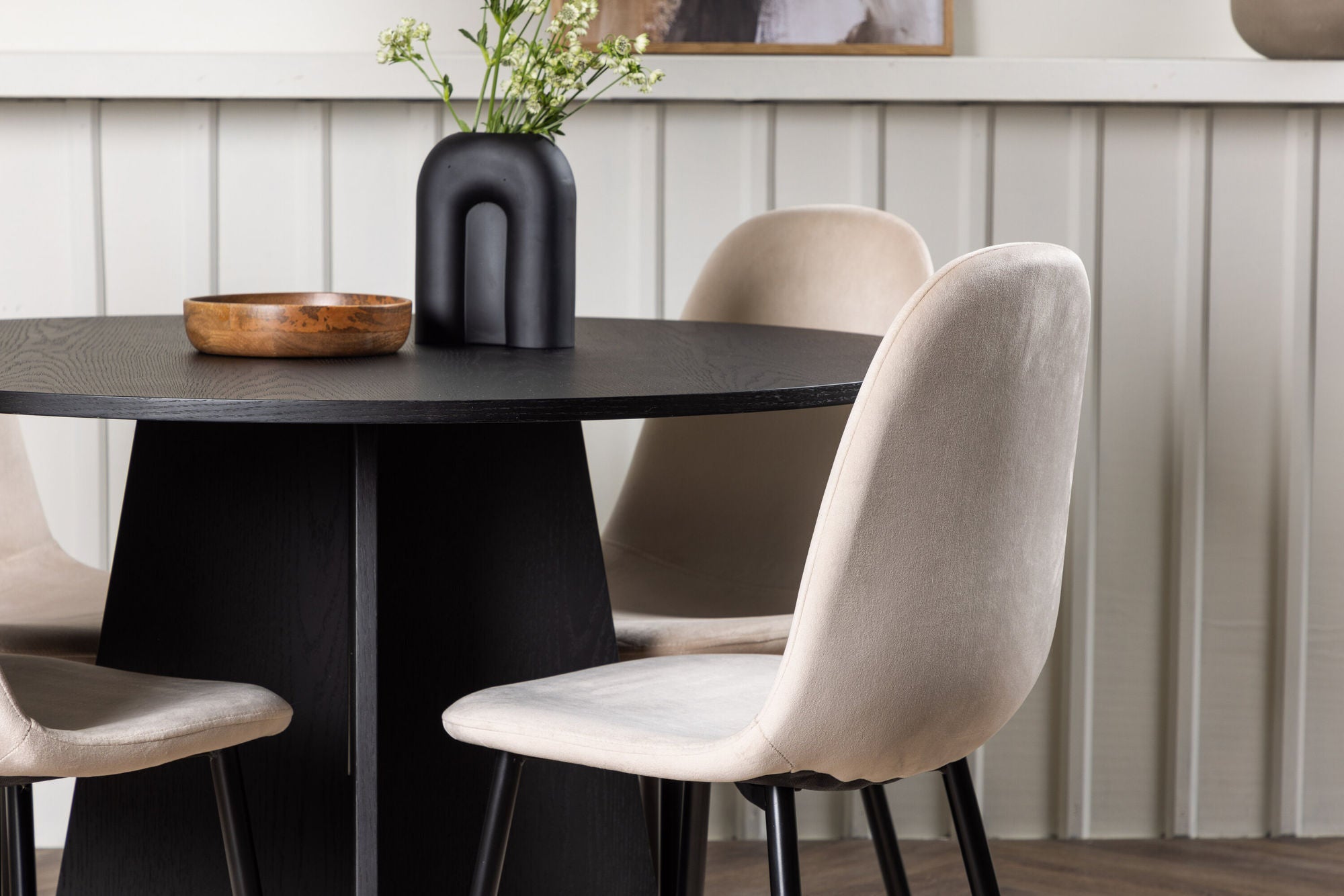 Venture Home Bootcut rund spisebord - Black / Black Fanéer +Polar Spisebordsstol - Black legs / Beige Velvet _4