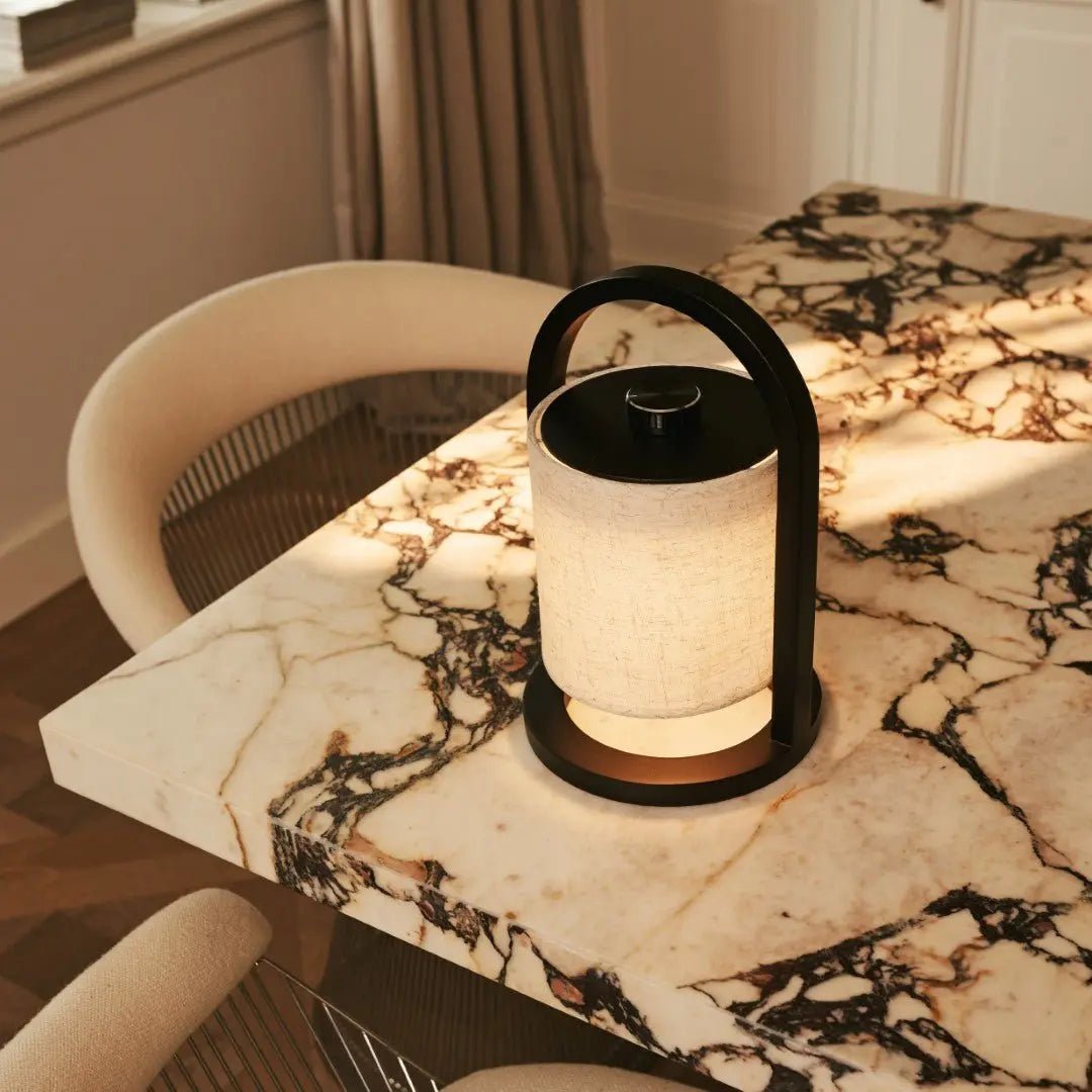 River Black genopladelig træ bordlampe