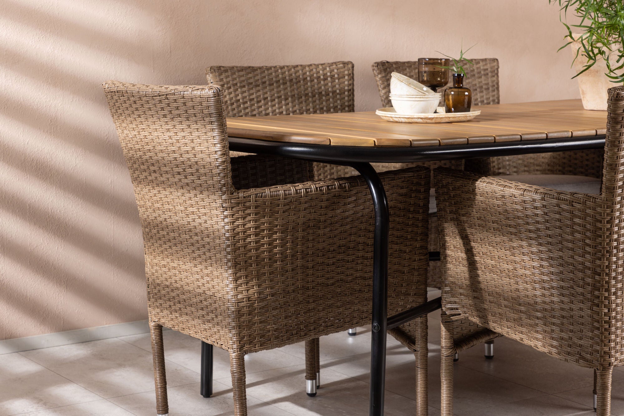 Venture Home Holmbeck Diningbord Steel - Black / Rectangular 90*200*75 +Malina Diningchair Alumnium - Nature / Wicker _6