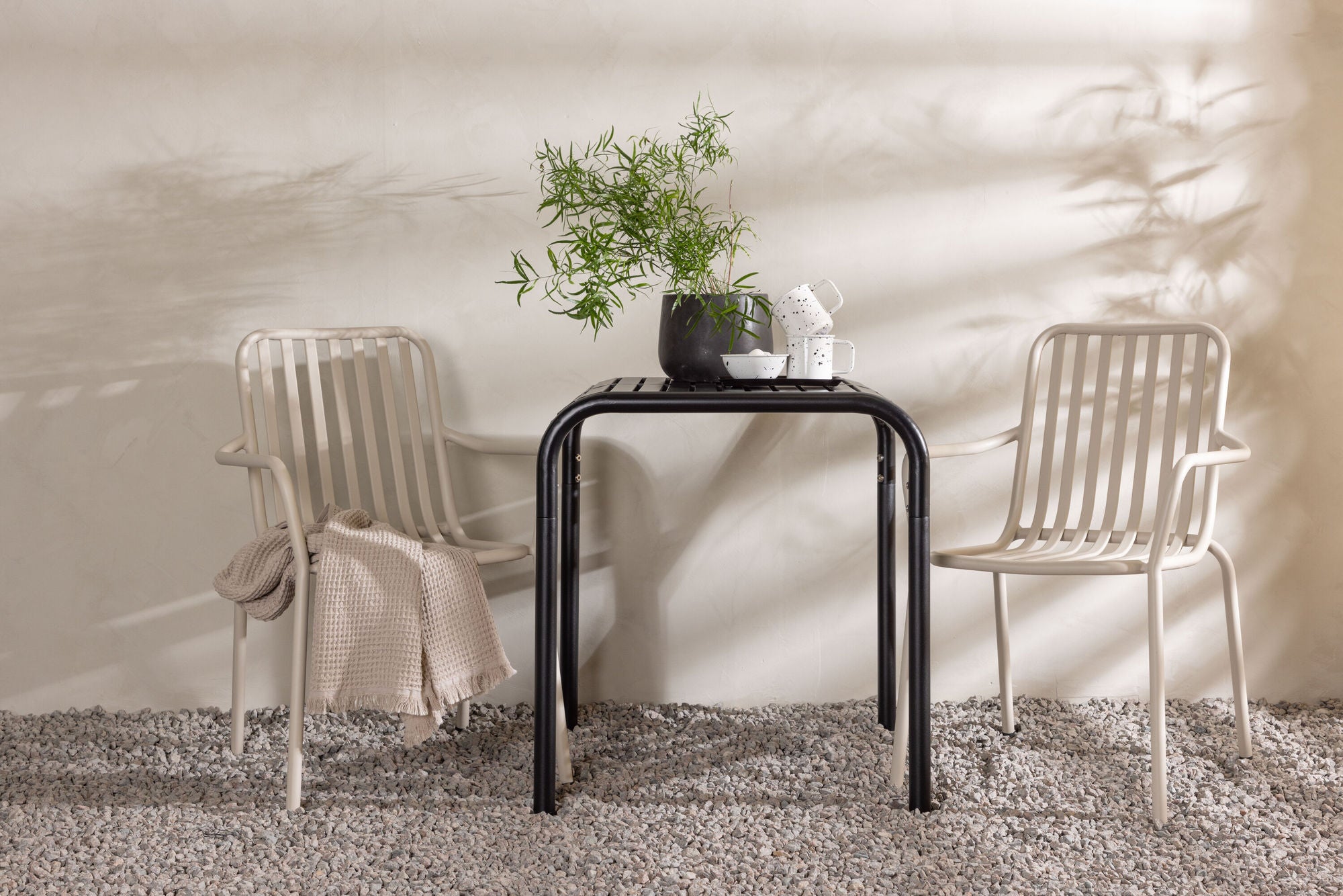 Venture Home Borneo Cafebord Aluminium - Black / Kvadrat 70*70* +Peking Diningchair Aluminium - Beige / _2