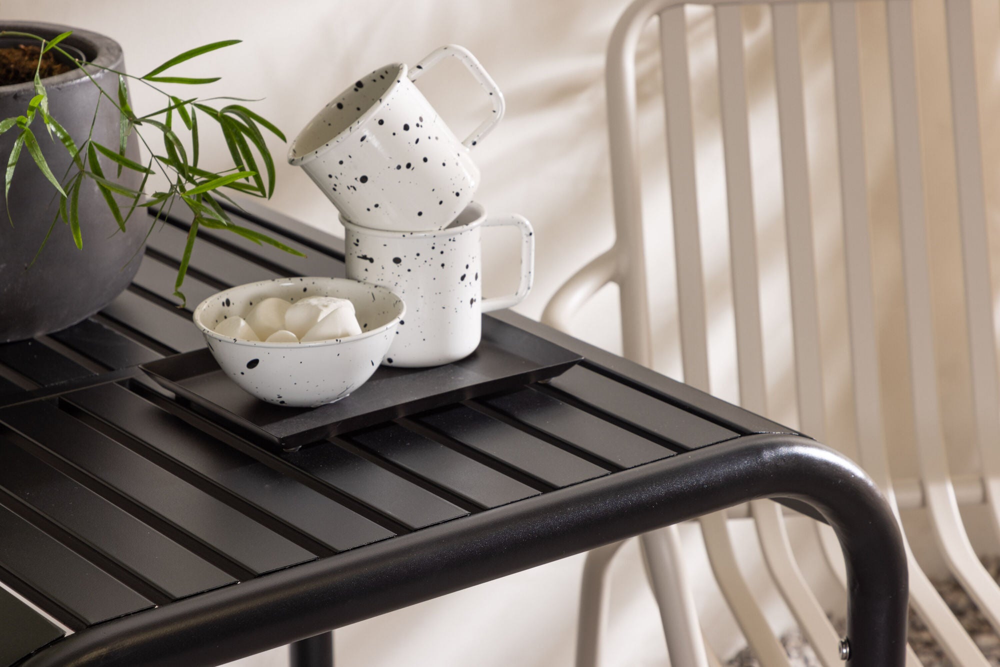 Venture Home Borneo Cafebord Aluminium - Black / Kvadrat 70*70* +Peking Diningchair Aluminium - Beige / _2