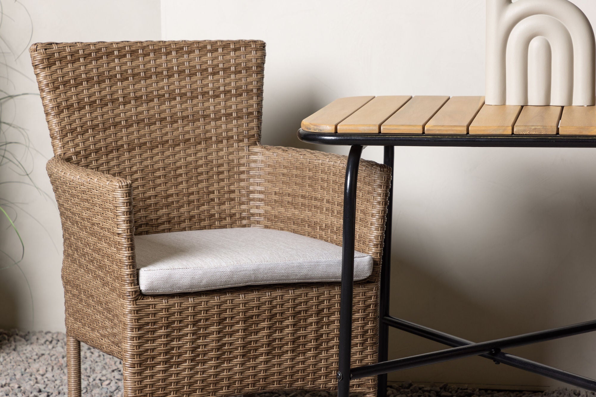 Venture Home Holmbeck Cafebord Steel - Black / Rectangular 55*70*74 +Malina Diningchair Alumnium - Nature / Wicker _2