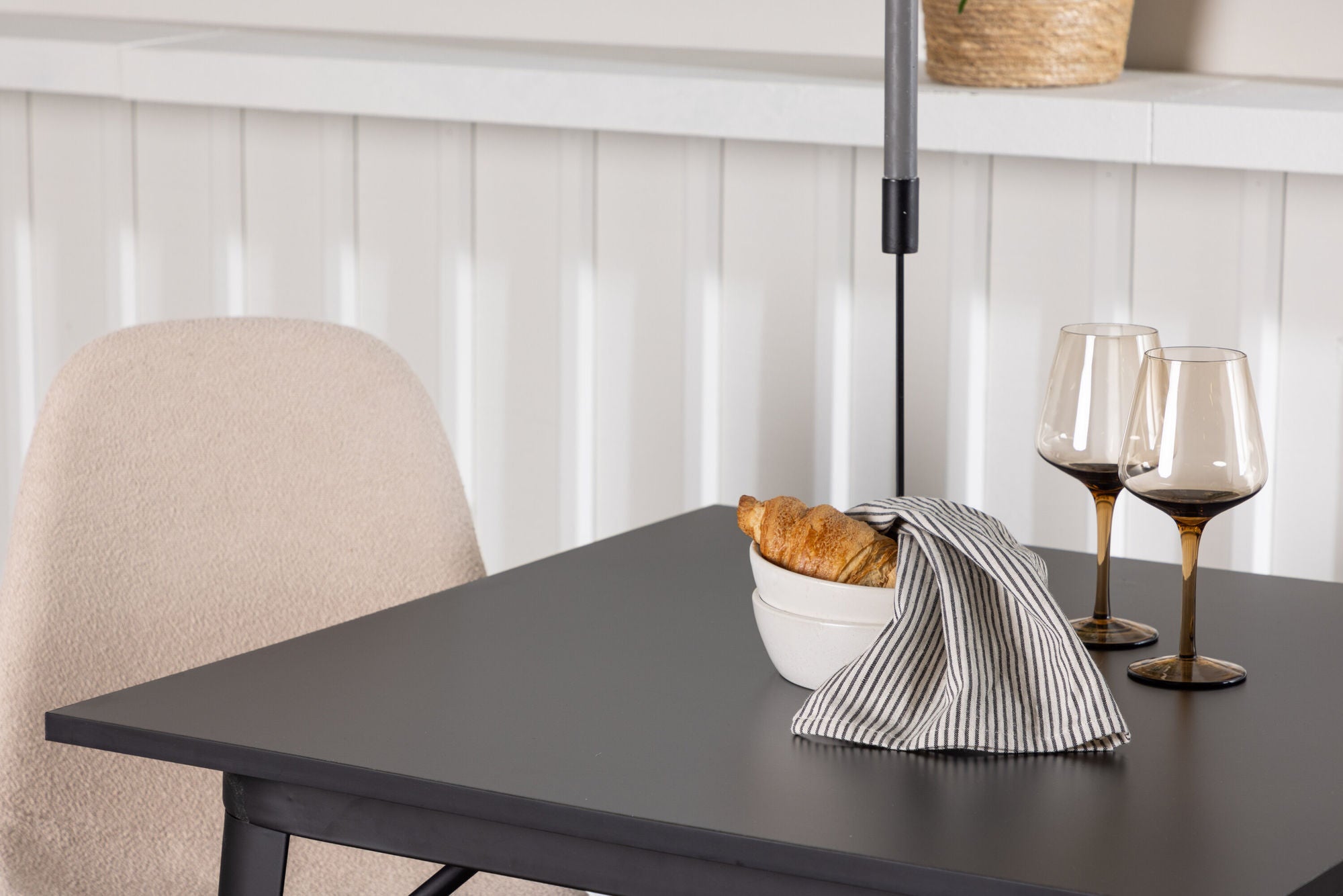 Venture Home Tempe spisebord - Black / Black MDF +Polar Spisebordsstol - Black / Beige Boucle _2