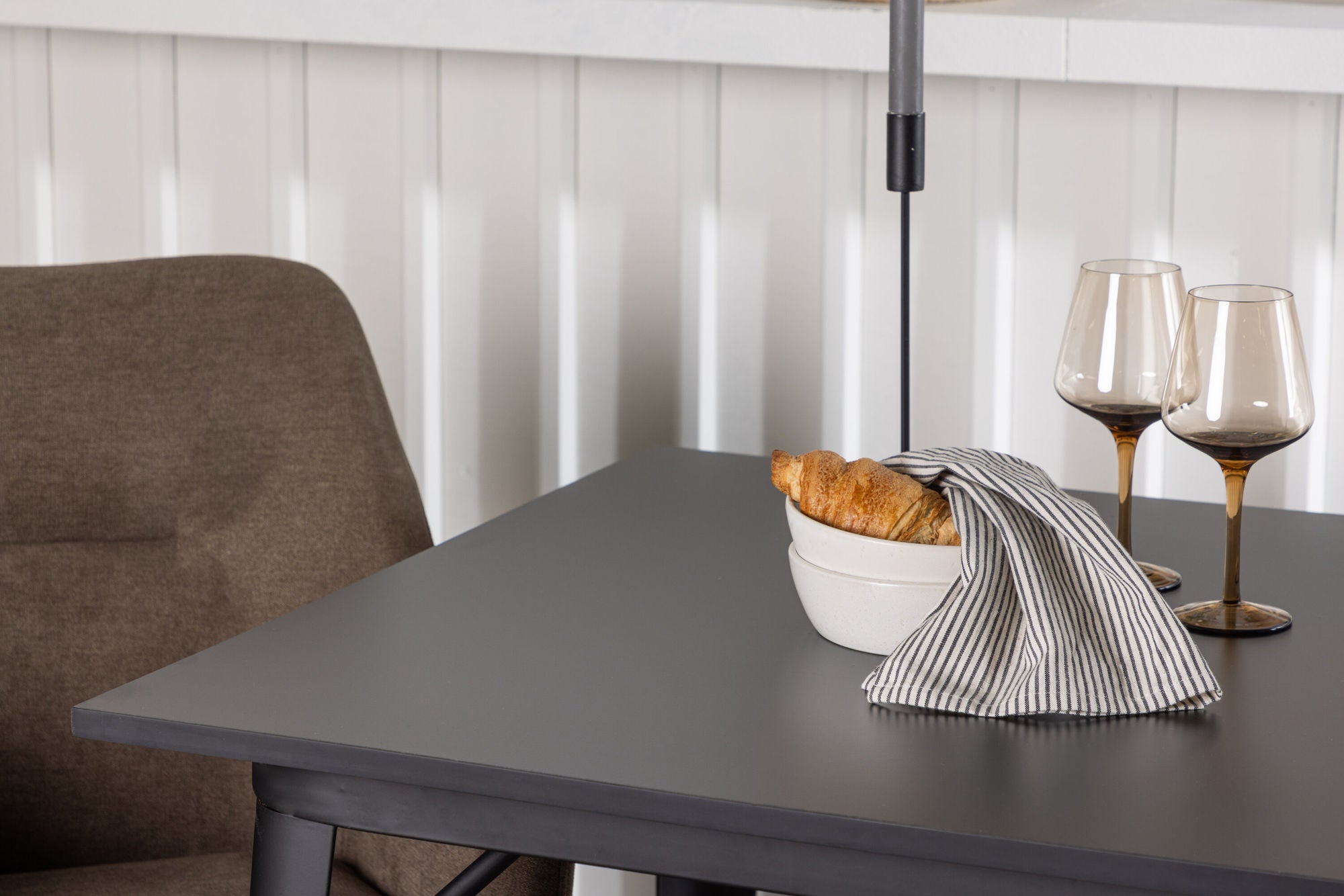 Venture Home Tempe spisebord - Black / Black MDF +Tomorrow Spisebordsstol - Dark walnut / Dark grey/Brown Fabric _2