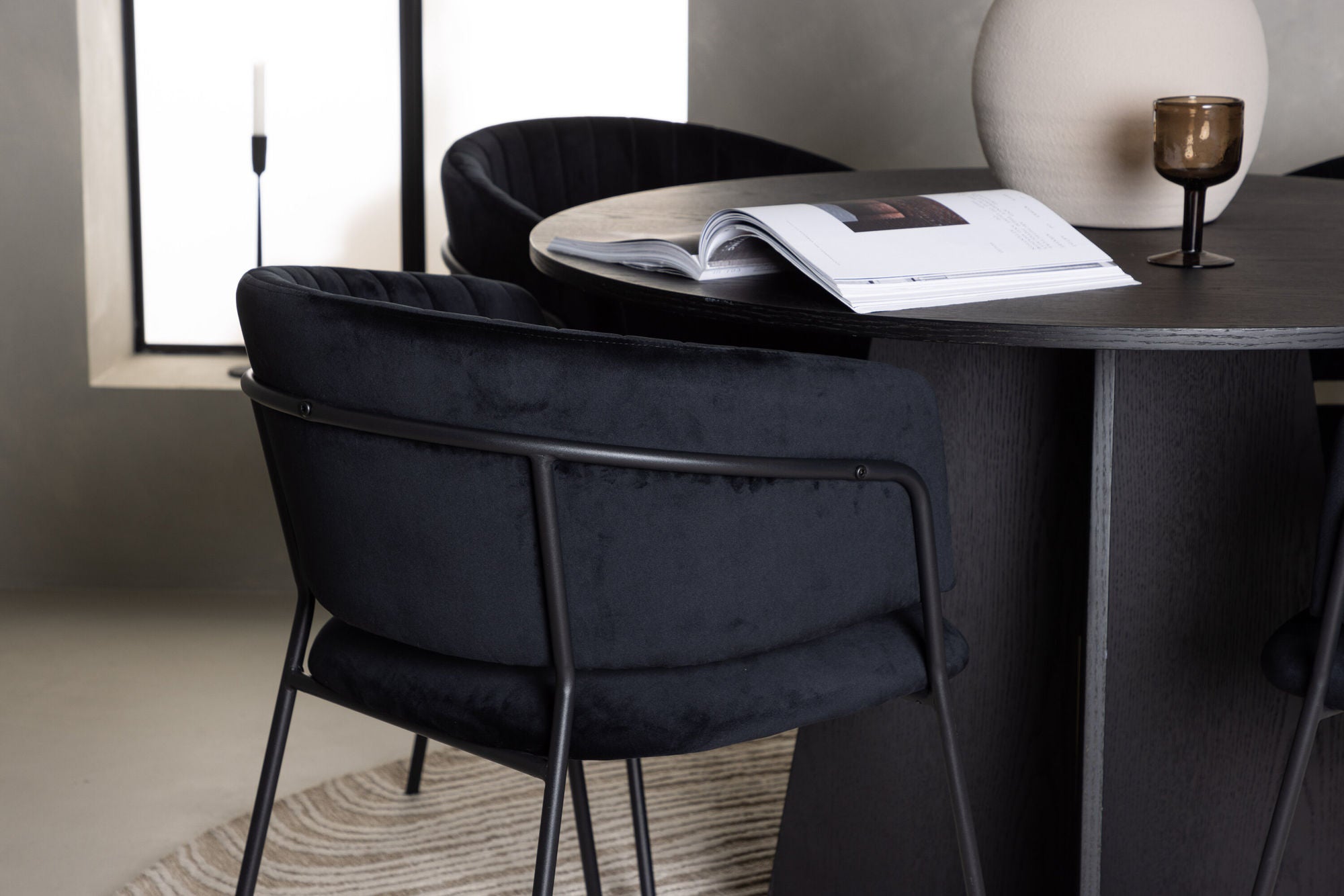 Venture Home Bootcut rund spisebord - Black / Black Fanéer +Selma Spisebordsstol - Black / Black Velvet _4