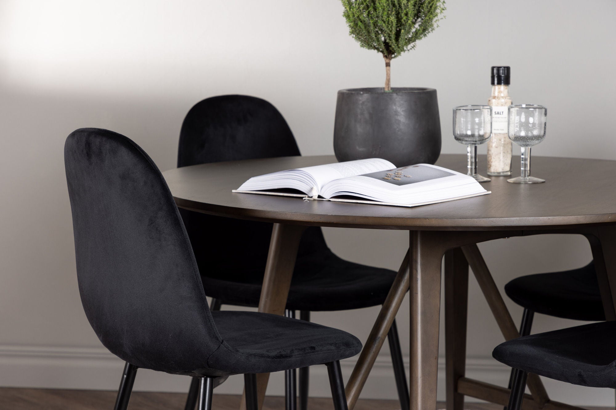 Venture Home Kaseidon spisebord - rund - Rubberwood / Dark Brown MDF +Polar Spisebordsstol - Black legs / Black Velvet _4