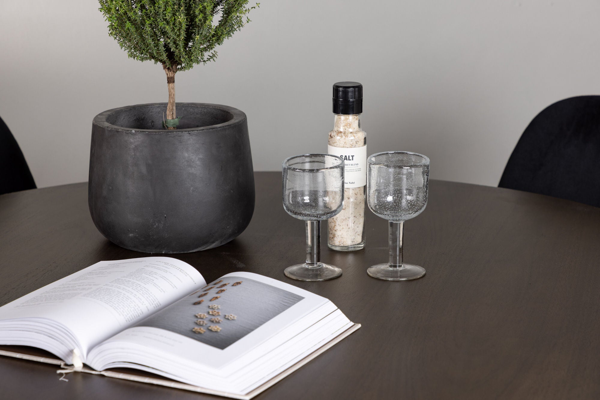 Venture Home Kaseidon spisebord - rund - Rubberwood / Dark Brown MDF +Polar Spisebordsstol - Black legs / Black Velvet _4