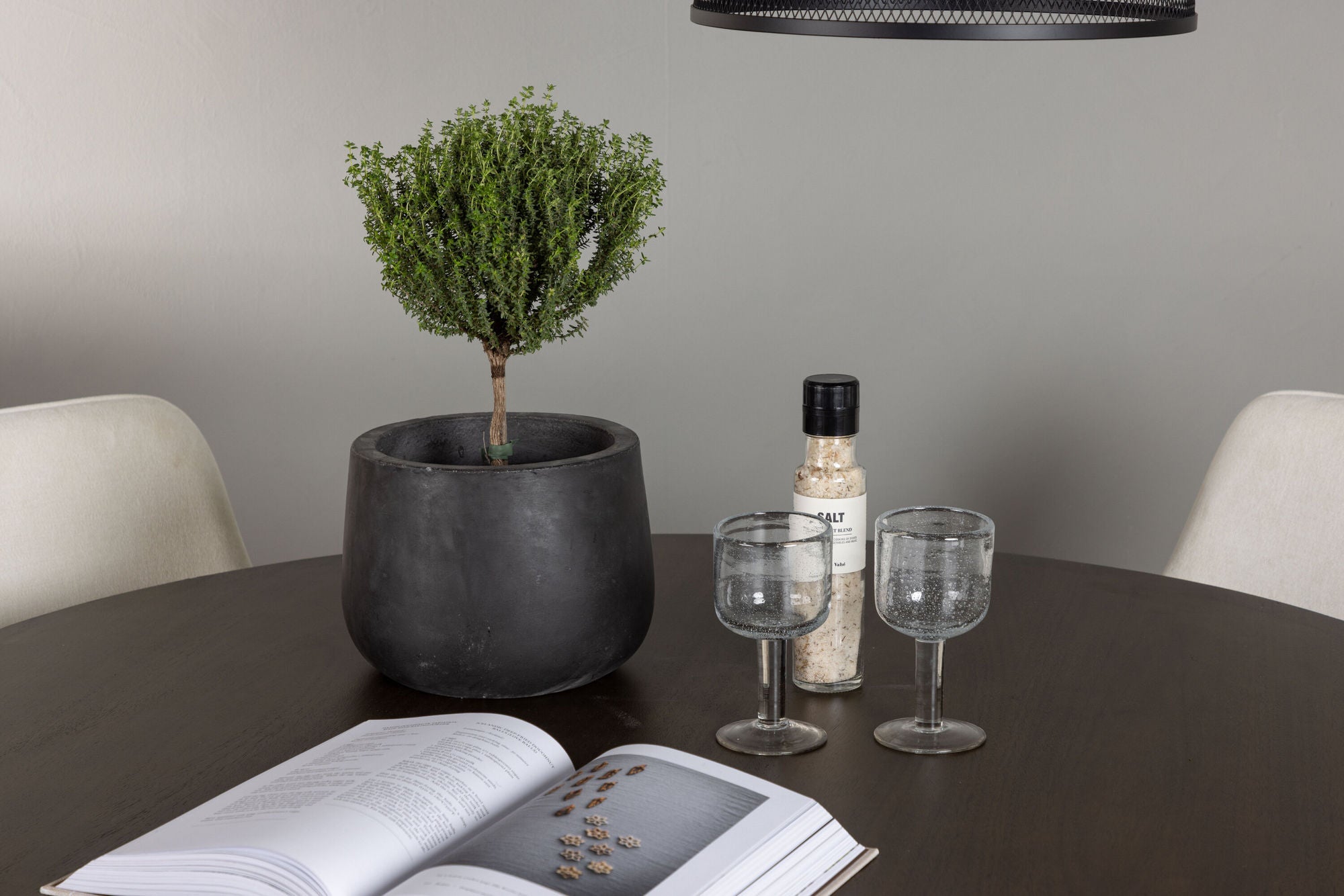 Venture Home Kaseidon spisebord - rund - Rubberwood / Dark Brown MDF +Rosie Spisebordsstol - Black / Beige Fabric _4