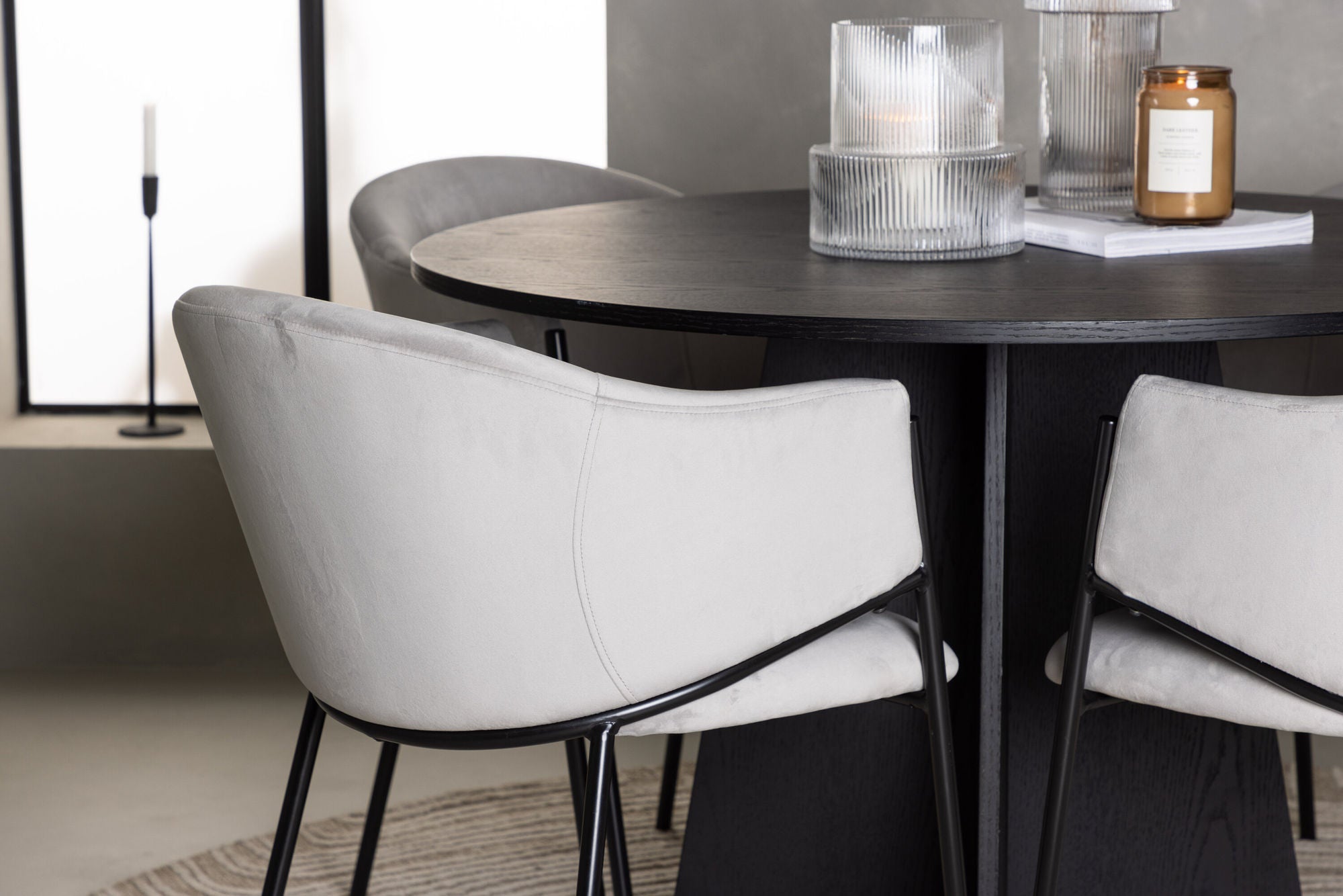 Venture Home Bootcut rund spisebord - Black / Black Fanéer +Evelina Spisebordsstol - Black / Light grey Velvet _4