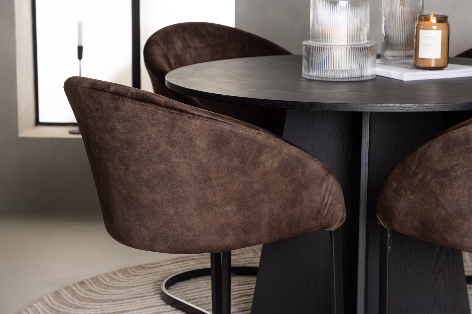 Venture Home Bootcut rund spisebord - Black / Black Fanéer +Evening Spisebordsstol - Matte brown / Brown Fabric _4