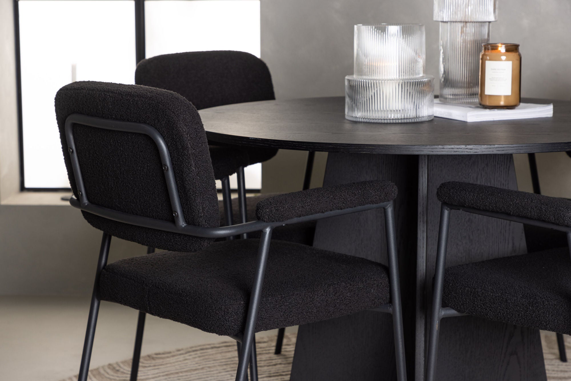 Venture Home Bootcut rund spisebord - Black / Black Fanéer +Yesterday Spisebordsstol - Black / Black Boucle _4